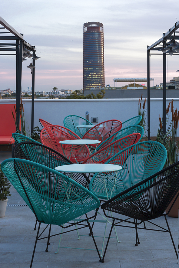 terraza residencia de estudiantes odalys campus sevilla